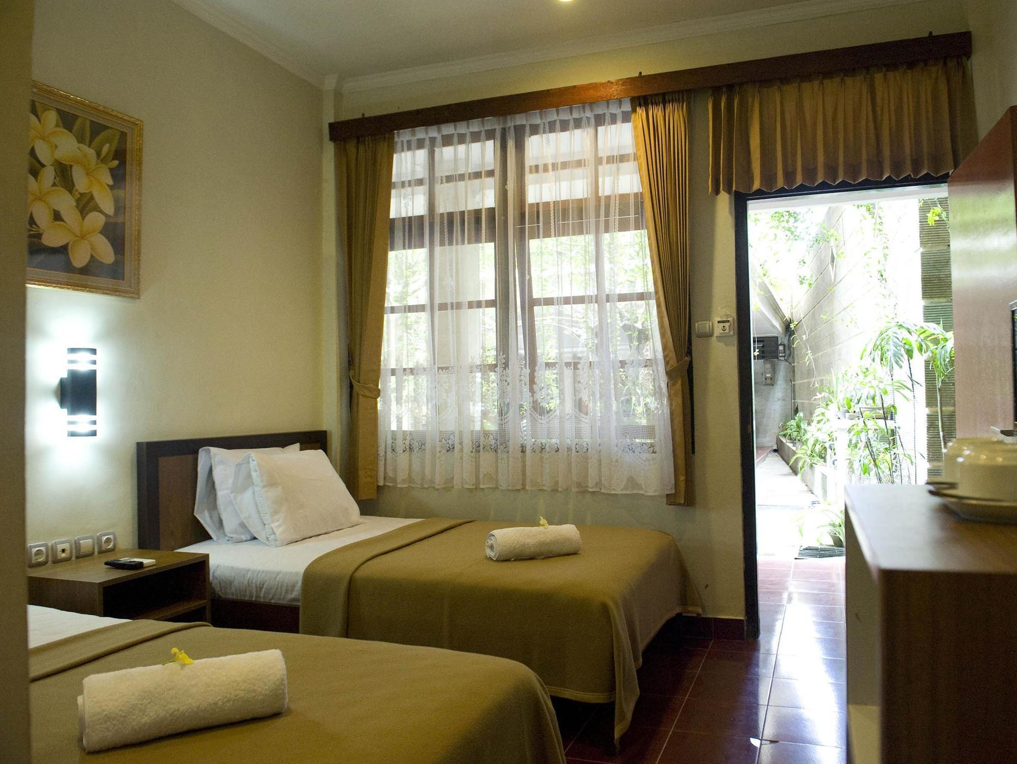 Catur Adi Putra Hotel Denpasar Esterno foto