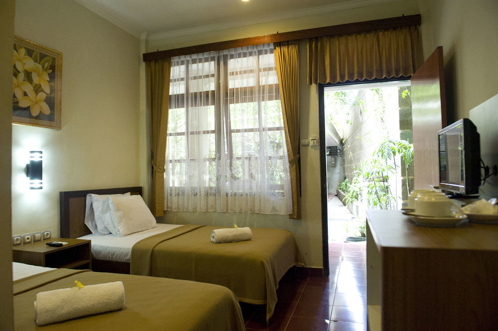 Catur Adi Putra Hotel Denpasar Esterno foto