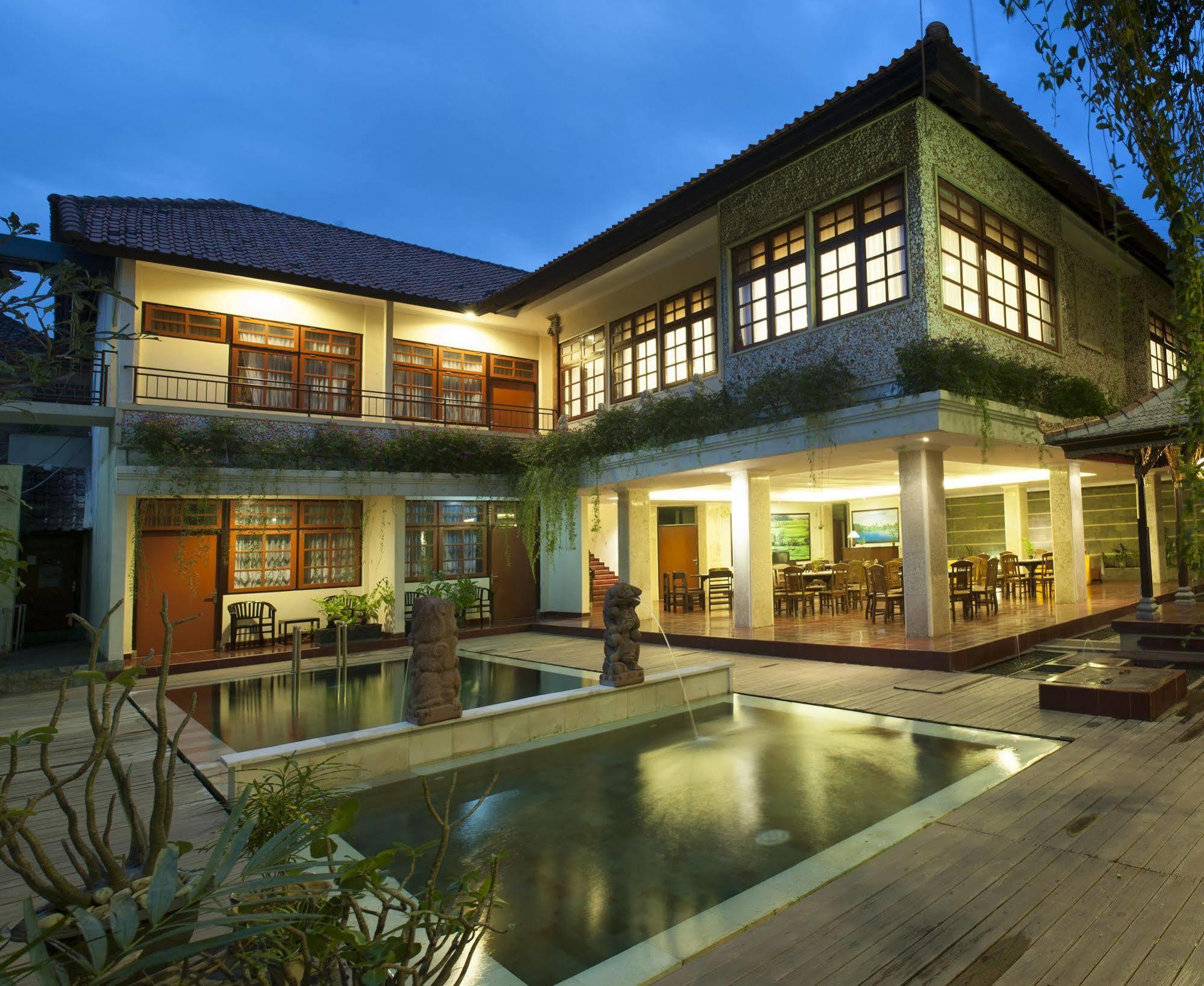 Catur Adi Putra Hotel Denpasar Esterno foto