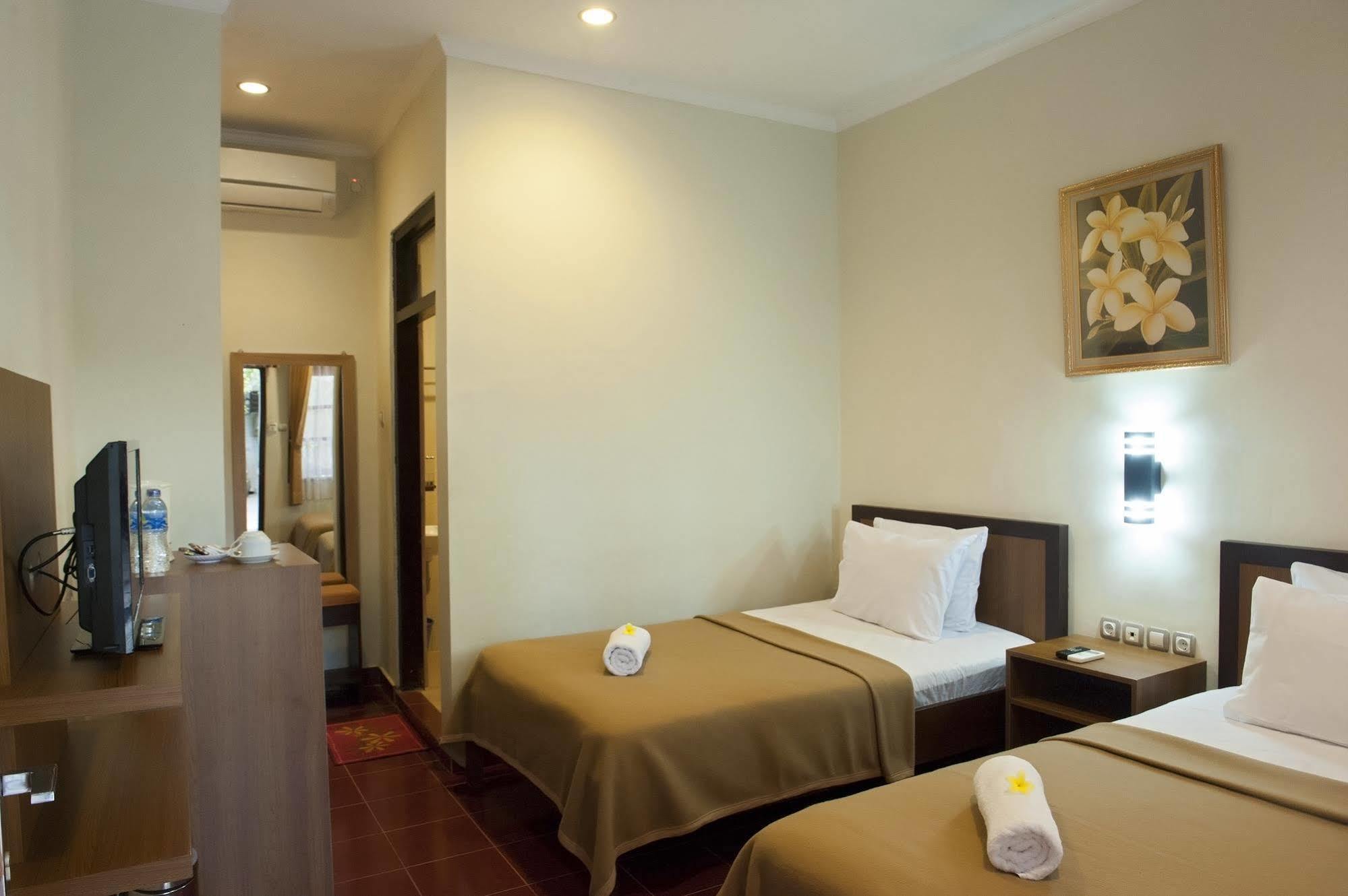 Catur Adi Putra Hotel Denpasar Esterno foto