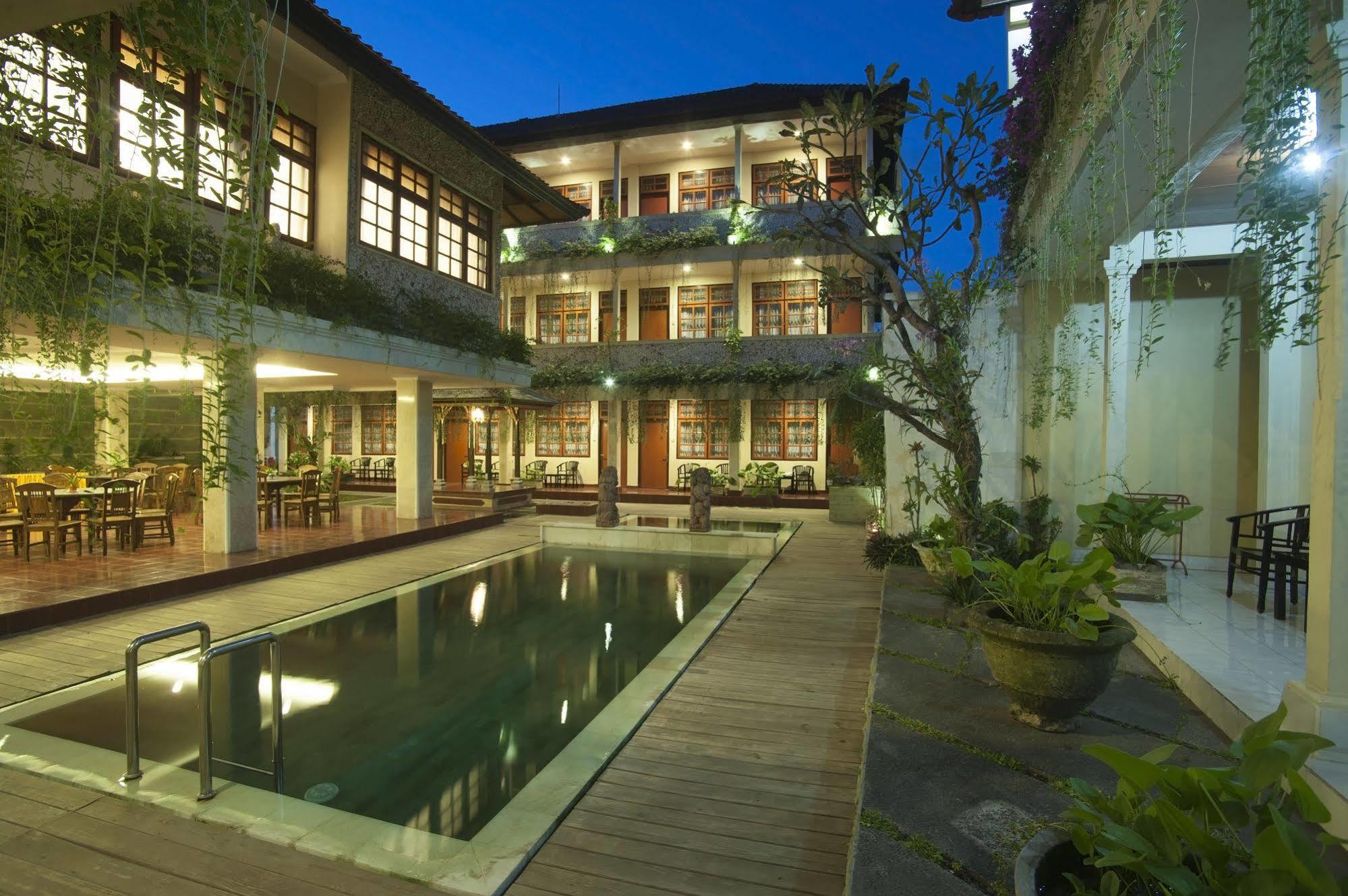 Catur Adi Putra Hotel Denpasar Esterno foto