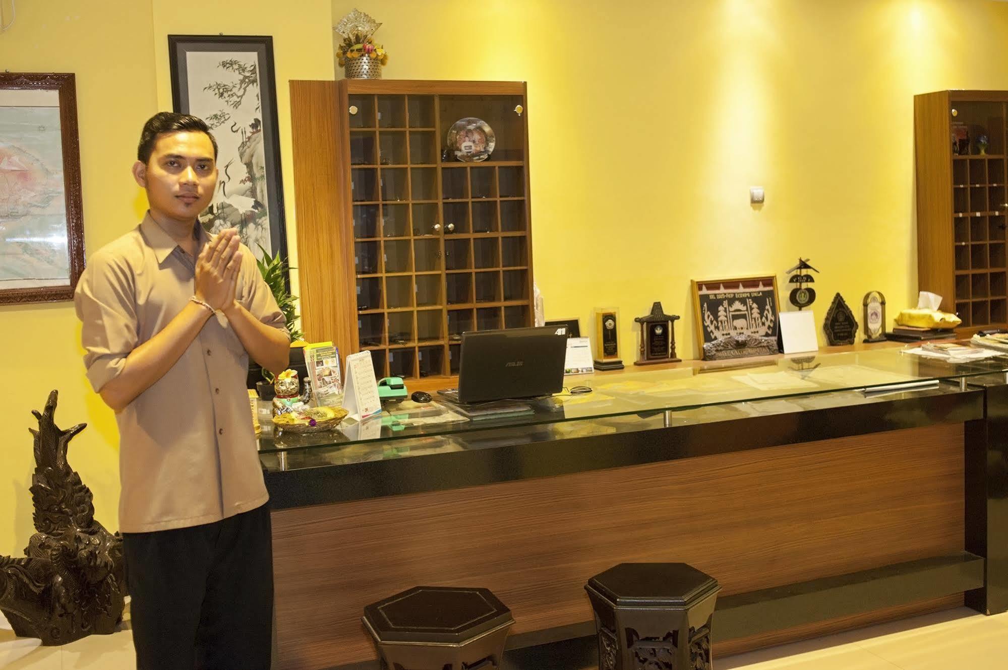 Catur Adi Putra Hotel Denpasar Esterno foto