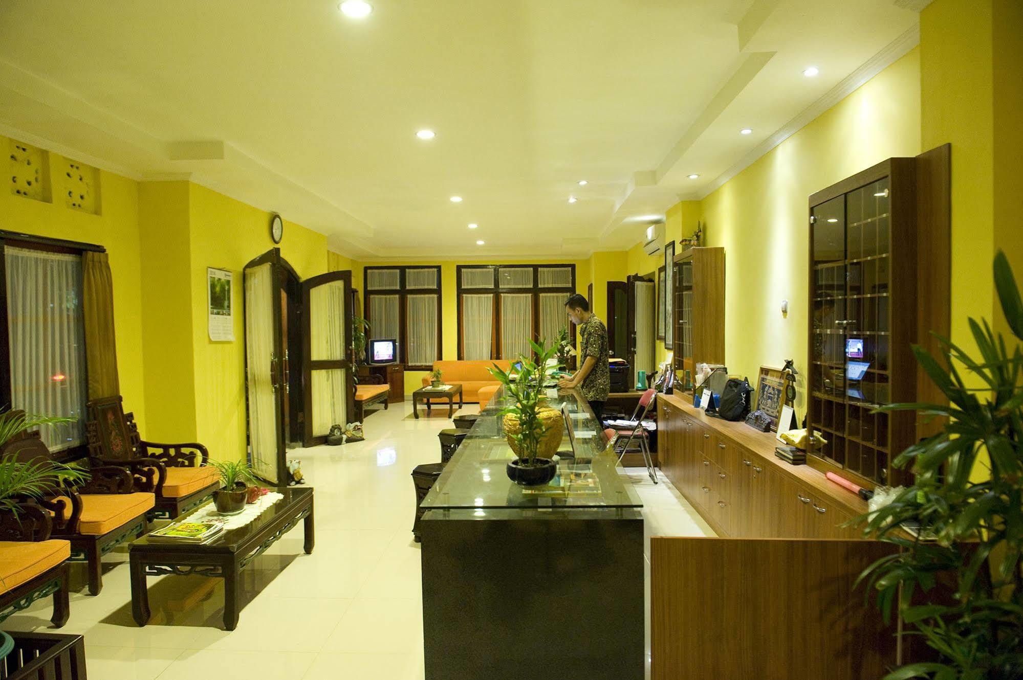 Catur Adi Putra Hotel Denpasar Esterno foto