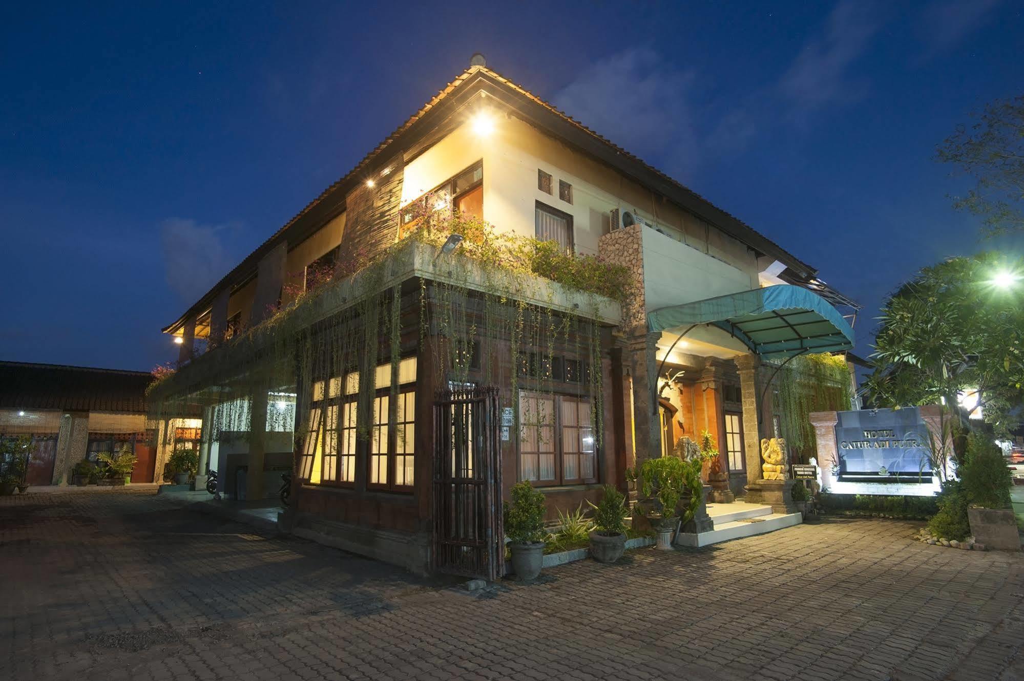 Catur Adi Putra Hotel Denpasar Esterno foto