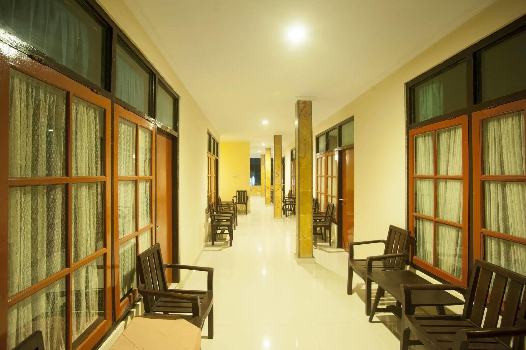 Catur Adi Putra Hotel Denpasar Esterno foto