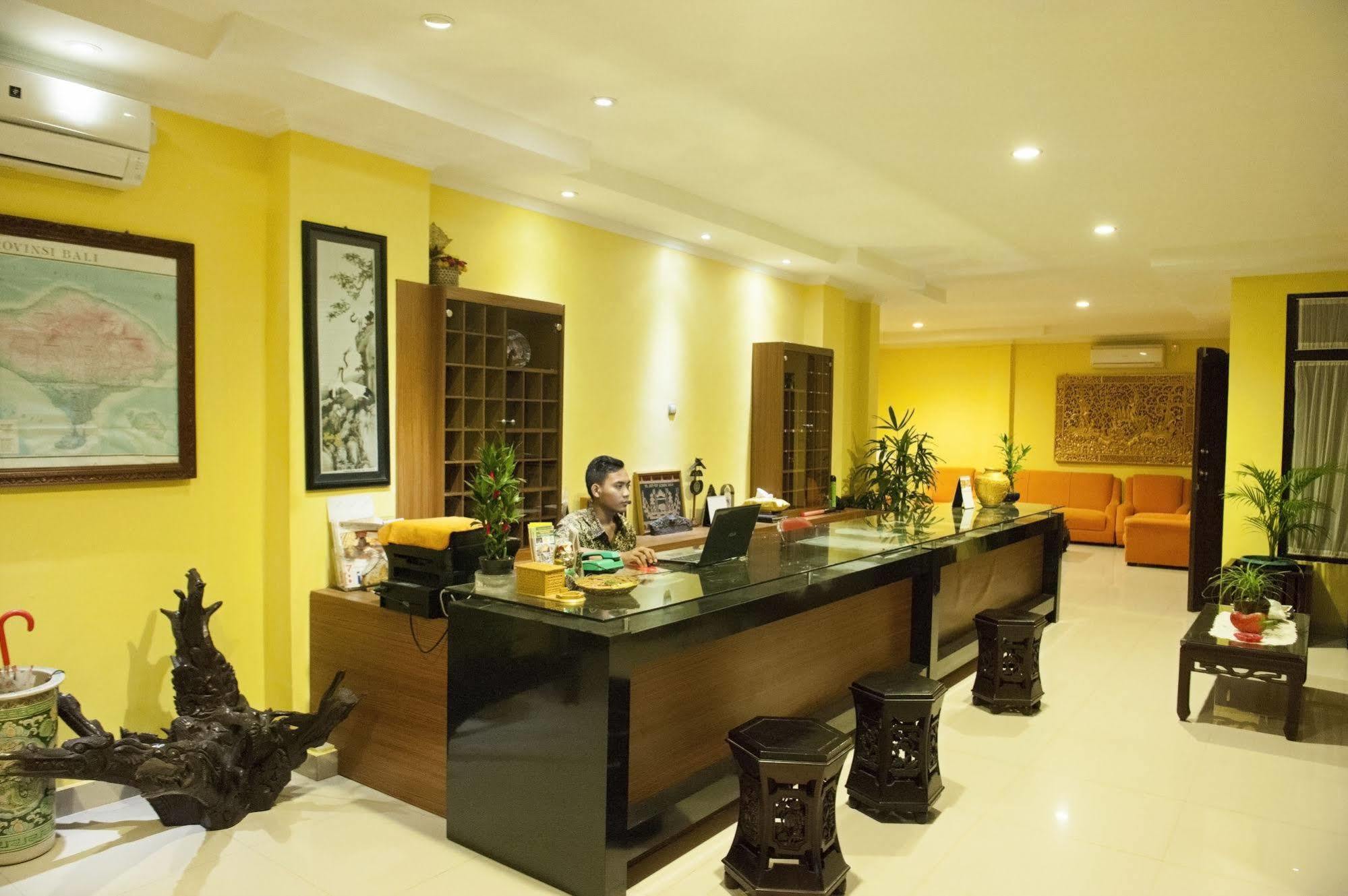 Catur Adi Putra Hotel Denpasar Esterno foto