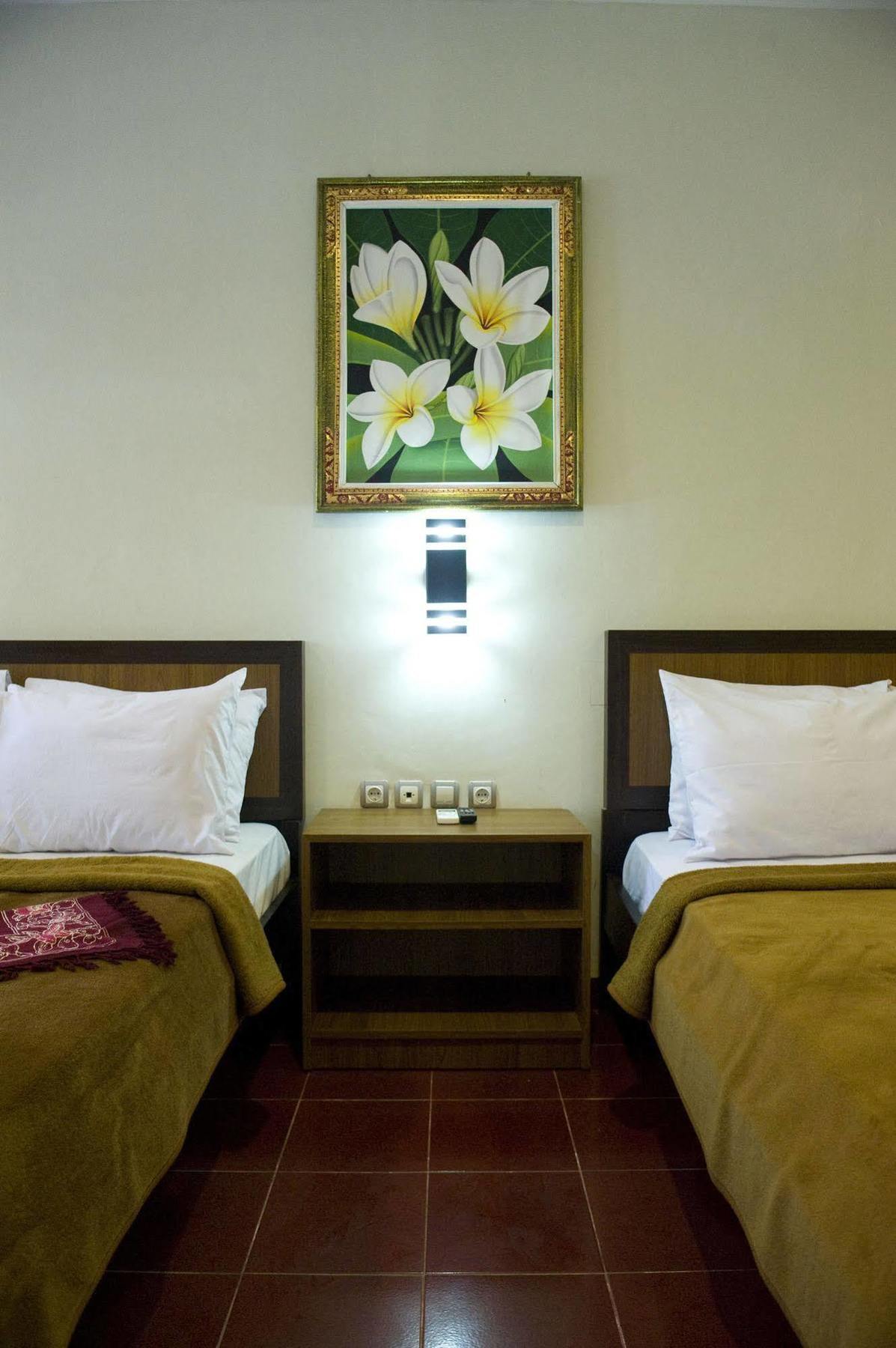 Catur Adi Putra Hotel Denpasar Esterno foto