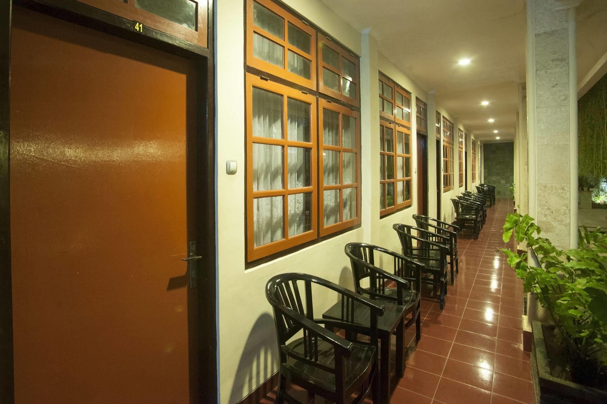 Catur Adi Putra Hotel Denpasar Esterno foto