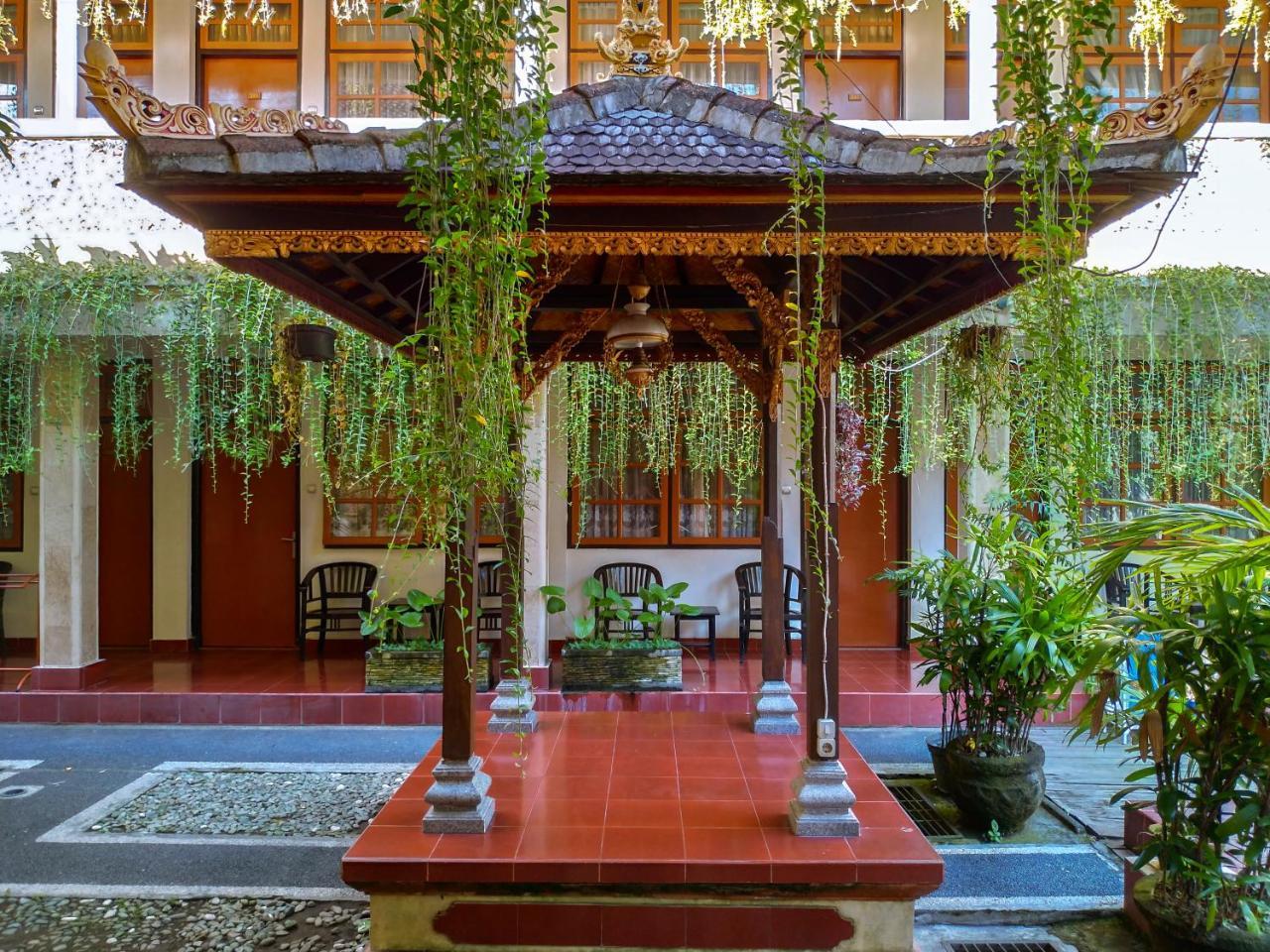 Catur Adi Putra Hotel Denpasar Esterno foto