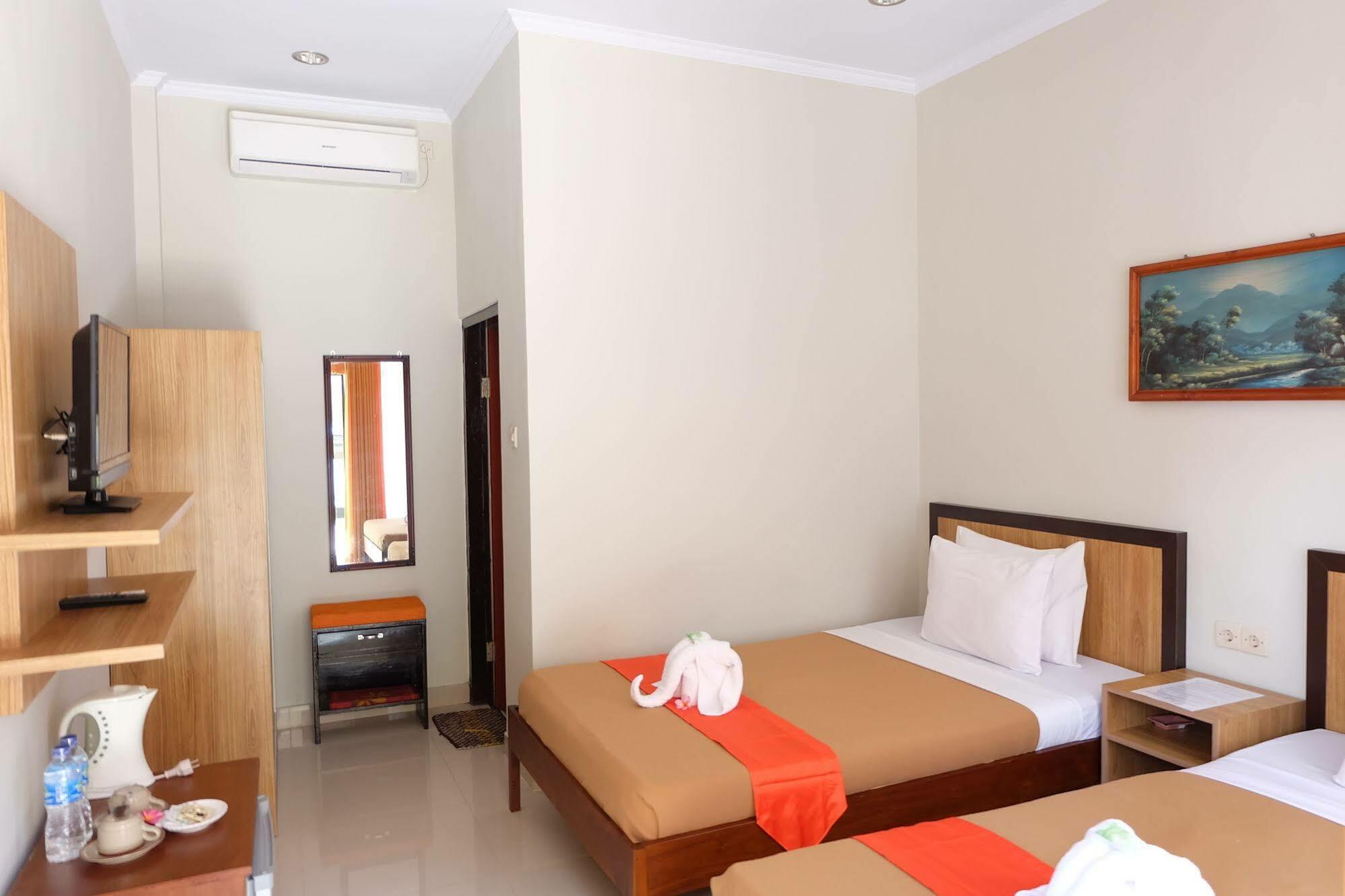 Catur Adi Putra Hotel Denpasar Esterno foto